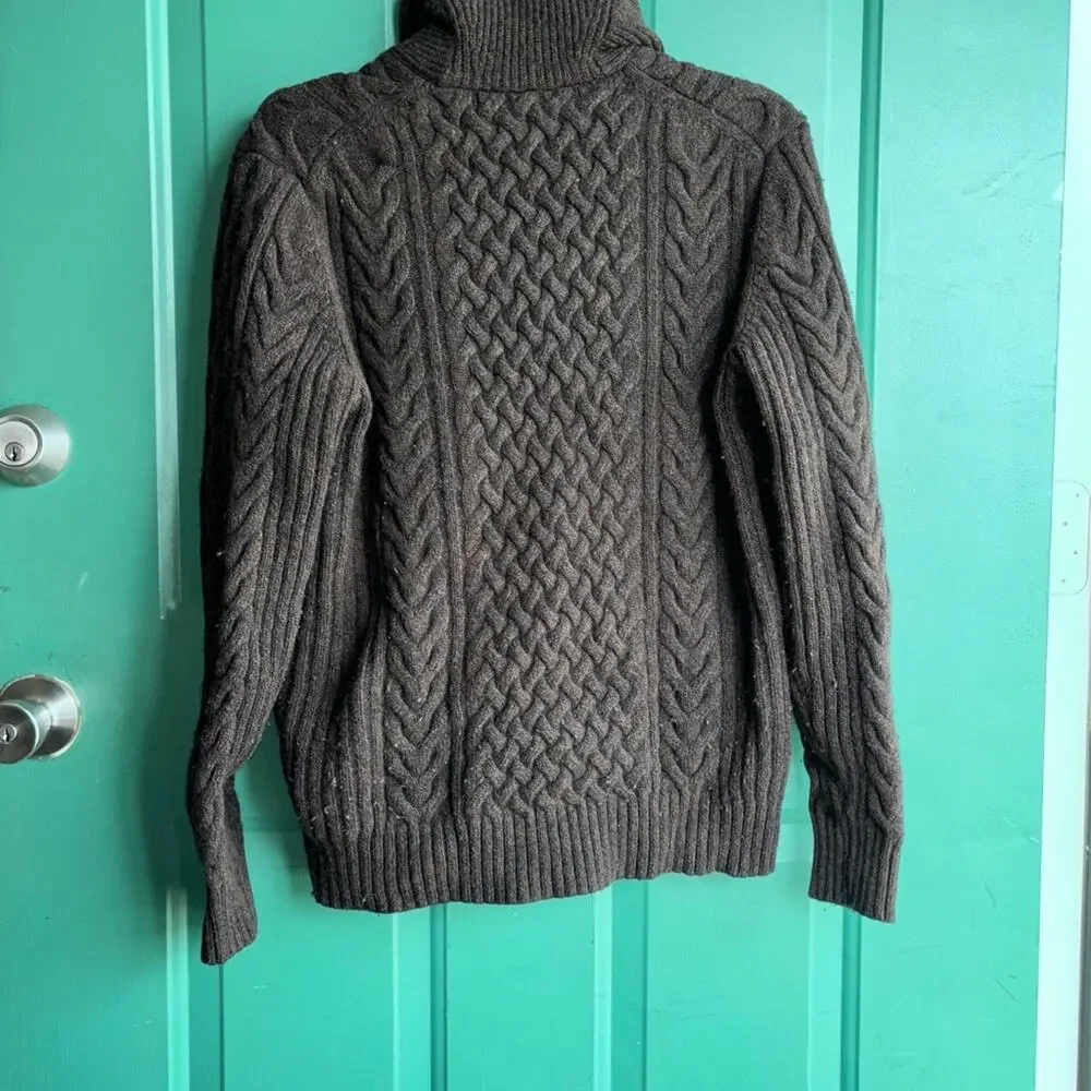 Banana Republic men’s medium Cable Knit Cardigan *needs fabric shaver*